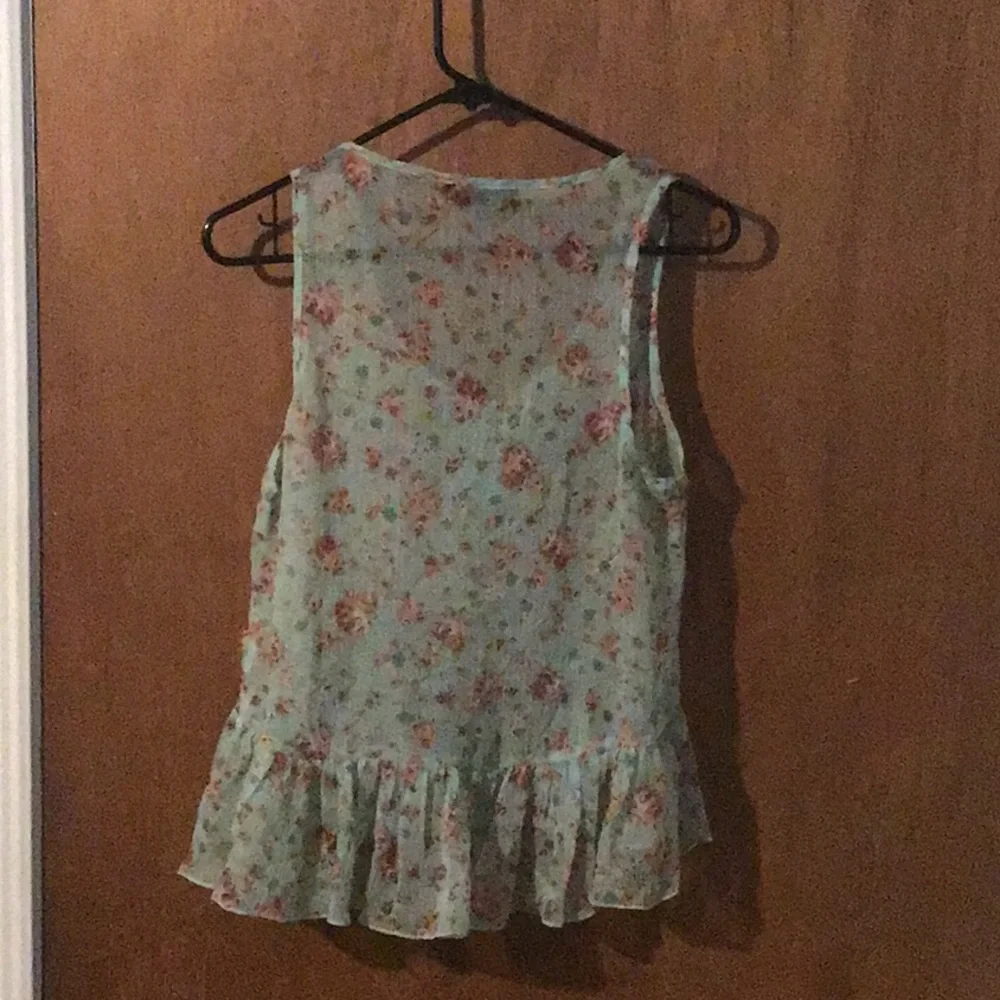 Cute top - Picture 2 of 2